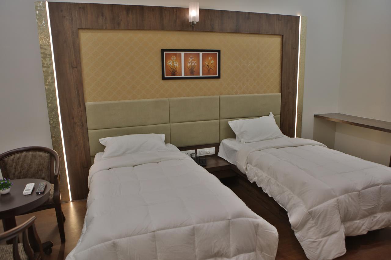Hotel K P Pride Jālgaon Exterior photo